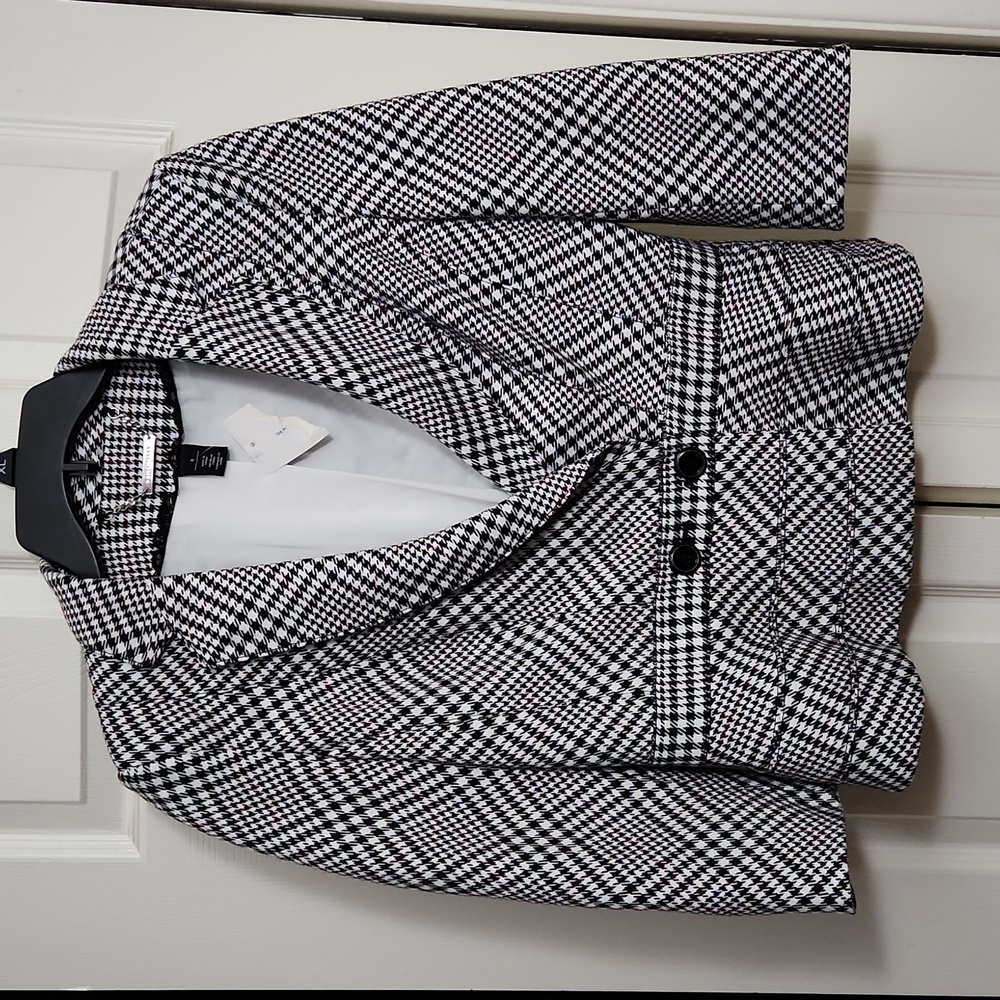 Brand new with tag. Houndstooth 3/4 sleeve blazer